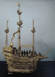 チャールズV自動巻き時計、nef形式、c.1580（真鍮＆エナメル）